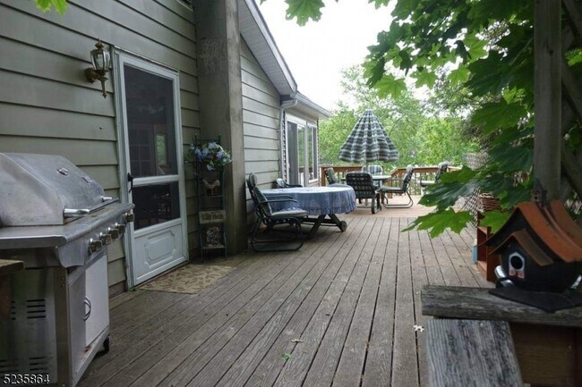 Building Photo - 18 E Shore Trail