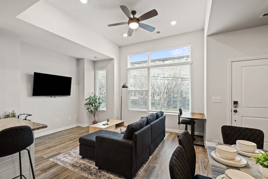 Primary Photo - 2037 Statesville Ave
