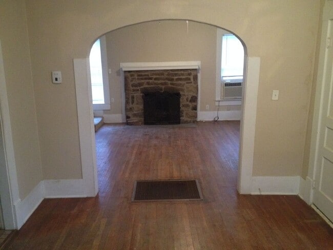 Building Photo - *Pre-Leasing* | Quaint Cottage Close to Everything!