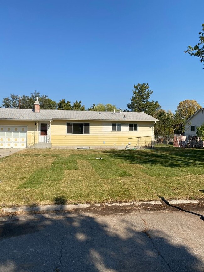 Primary Photo - Large and recently remodeled 5 bedroom wit...