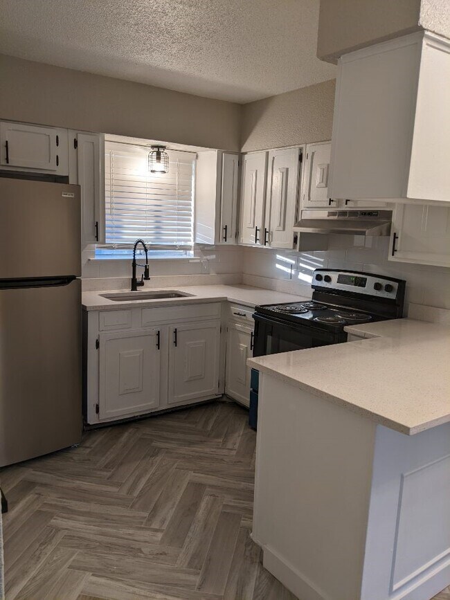 Building Photo - iConic Mueller 2