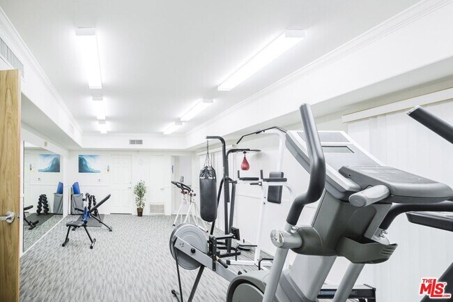 Building Photo - 937 12th St