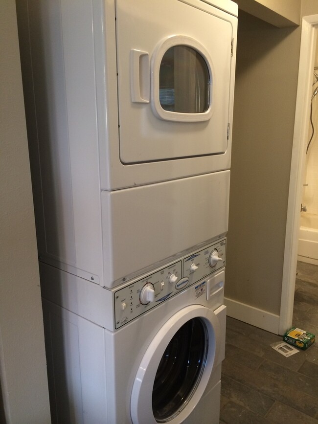 Building Photo - Super cute top level 1 bed w/ washer/dryer...