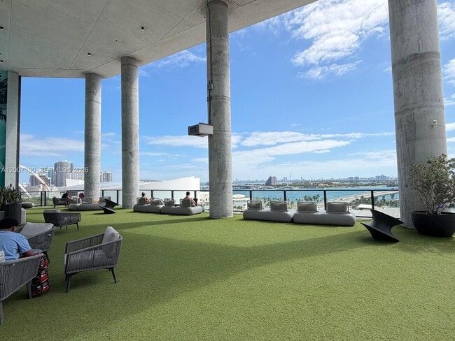 Building Photo - 398 NE 5th St