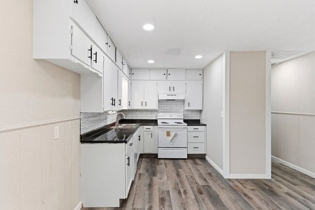 Building Photo - 4 Bedroom home 2 bath Available NOW!