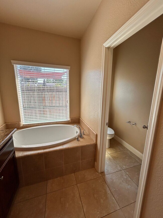 Building Photo - Beautiful home for rent in Visalia!