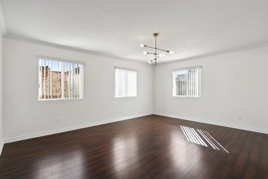 Building Photo - 1616 W 39th Pl