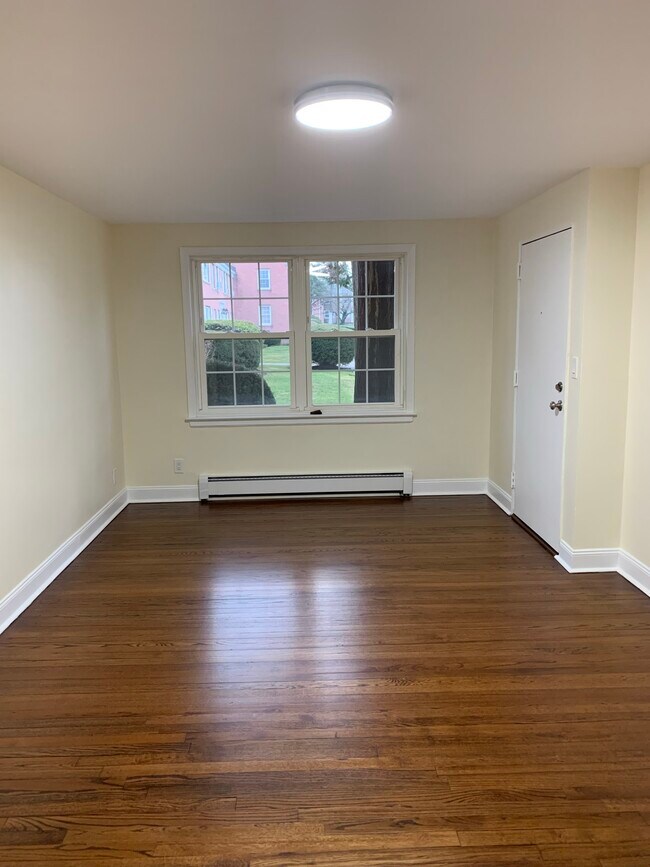 Newly Renovated Spacious Two bedroom apartment minutes from the beach and downtown Stamford - 23 Revere Dr
