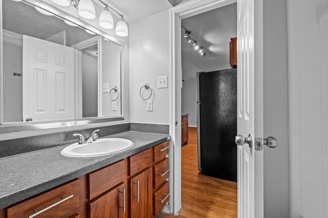 Building Photo - Awesome Huge 1 BD with Garage -  Dog Park - Resort Pool - One Month Free Rent - $1195