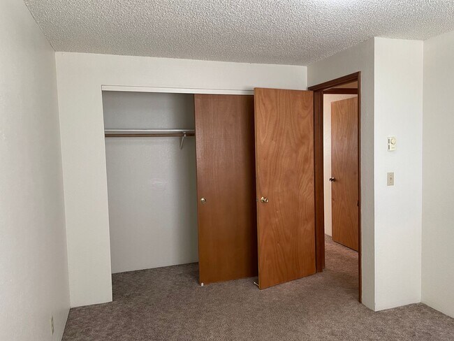 Building Photo - Very Nice 2 Bedroom 2 Bath TownhomBrand New Flooring and Fresh Paint1