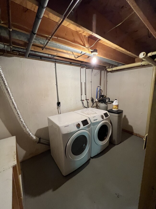 Building Photo - 3633 E Meadows Ct