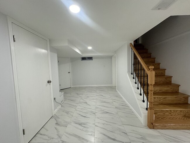 Building Photo - 5 bedrooms, 2.5 bathrooms