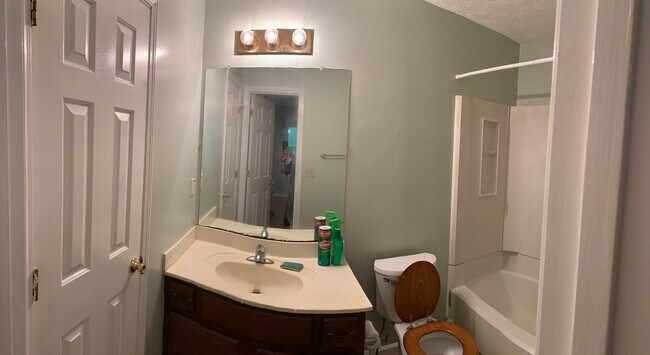Full bathroom -1 - 1161 Greenyard Way