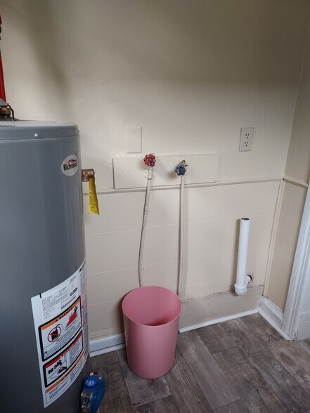 Utility room hookups - 4848 Brenda Dr