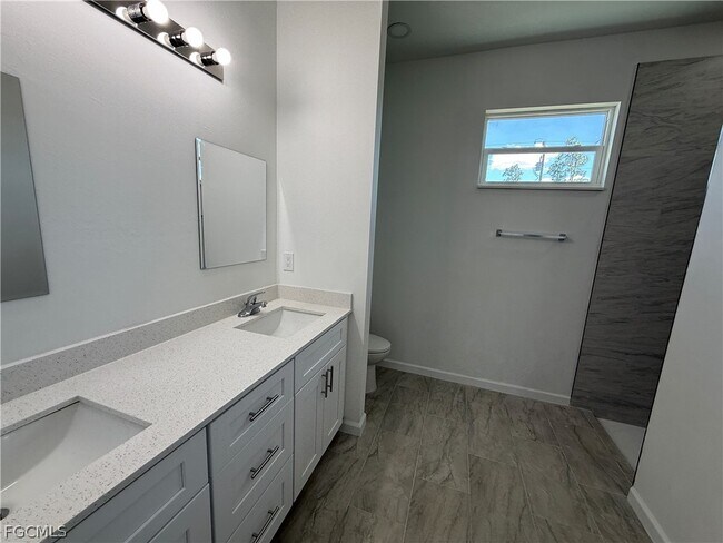 Building Photo - 1115 Cove St E