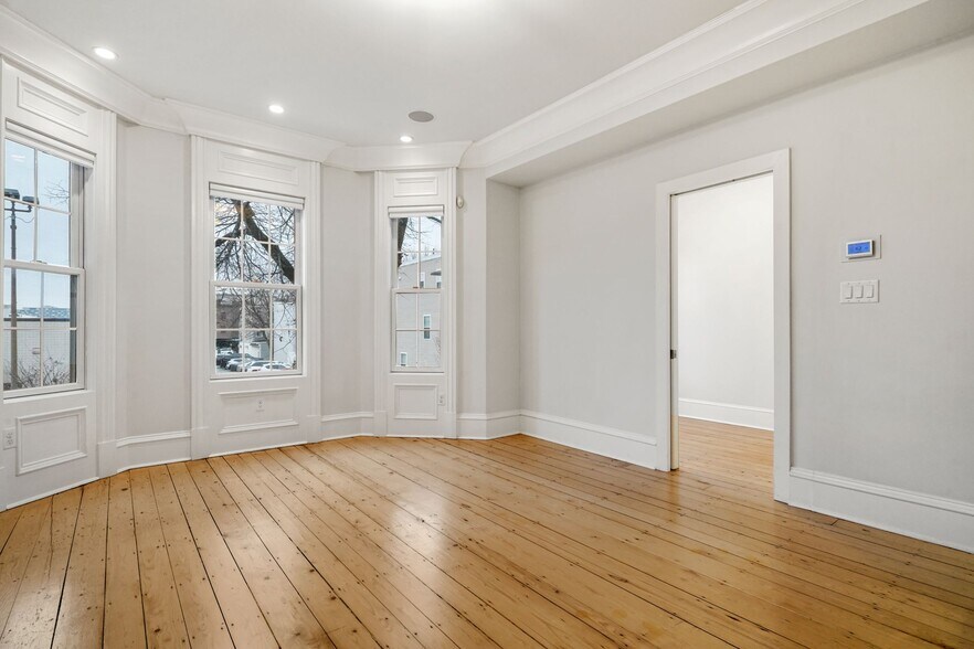 Building Photo - 703 E 4th St