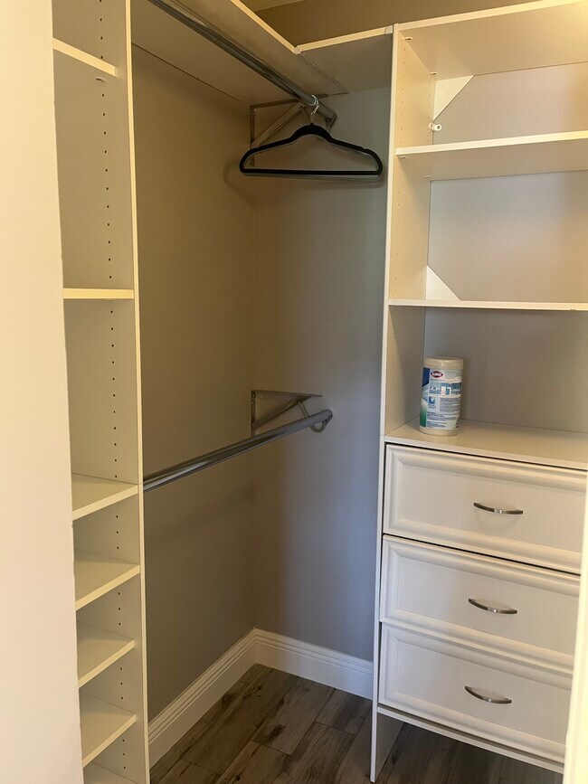 Building Photo - 1035 Lake Shore Dr