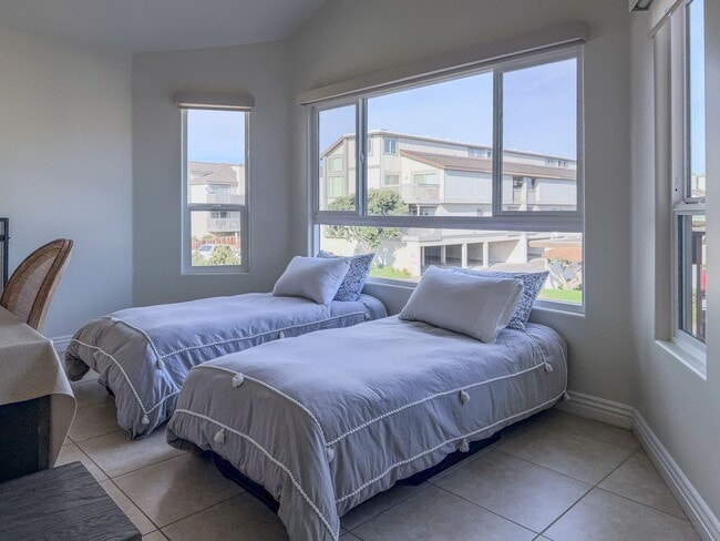 Building Photo - 3953 Sunset Ln