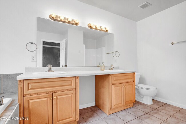 Building Photo - 100 Pine St