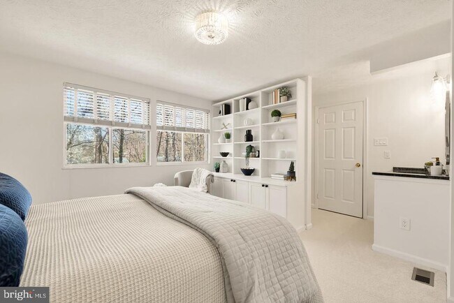 Building Photo - 6003 Chicory Pl