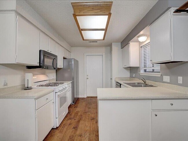 Building Photo - 10906 Meadgreen Ct