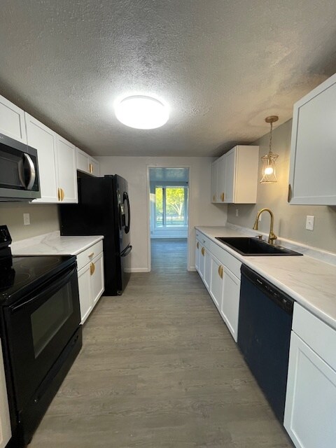 Building Photo - 2527 Riverside Dr