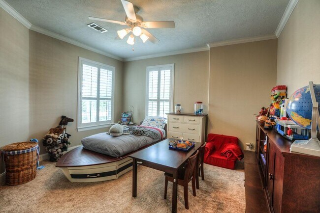 Building Photo - 1043 Memorial Village Dr