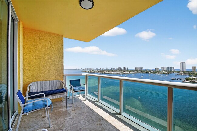 Building Photo - 2640 Lake Shore Dr
