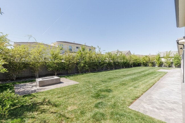 Building Photo - Gorgeous 5 bed | 3.5 bath |  Custom Home with RV Garage in Tonaquint!