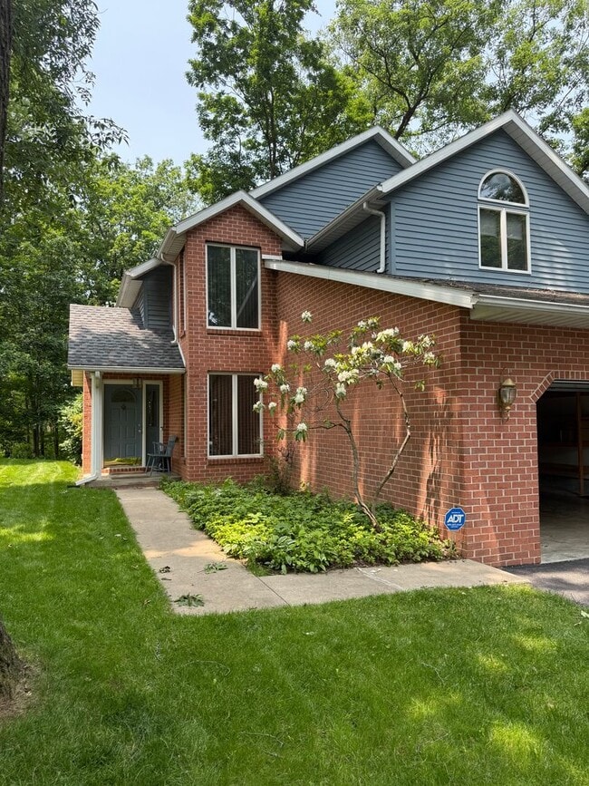 Building Photo - 1531 E Strohm Dr