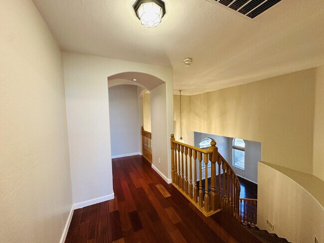 Building Photo - 672 W Raven Dr