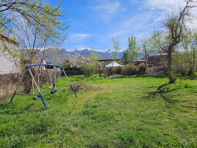 Building Photo - Beautiful 5 Bedroom home in Great Layton Location!