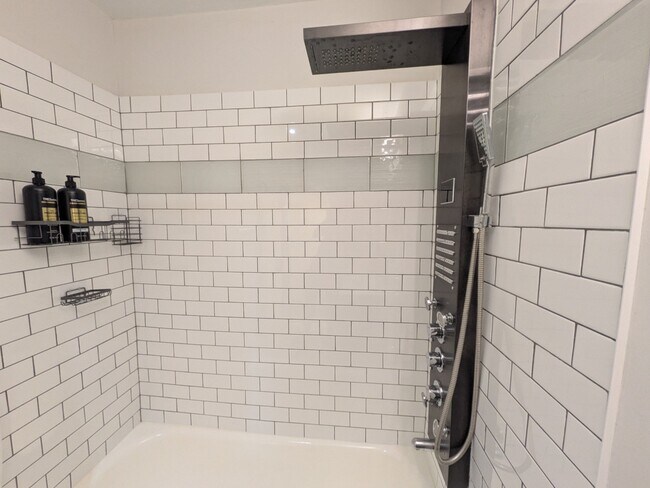 Building Photo - Newly Renovated 1-Bedroom Condo in the Hea...