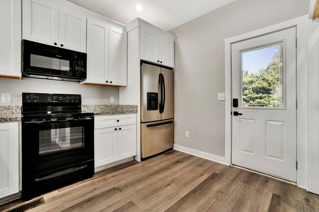 Building Photo - 100 E Maple St