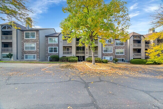 Building Photo - $1,395.95 with $300 off the first month's rent, 1 Bed, 1 Bath Condo in Englewood with Cozy Firepl...