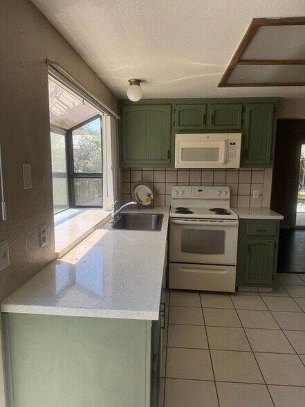 Building Photo - 3101 Chestnut Dr