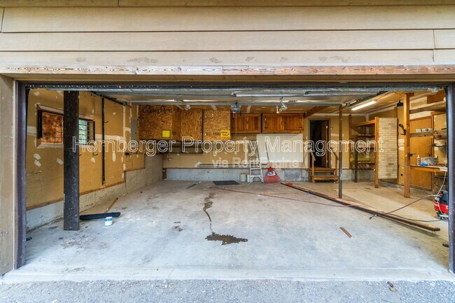 Building Photo - 1407 W Spring Ln