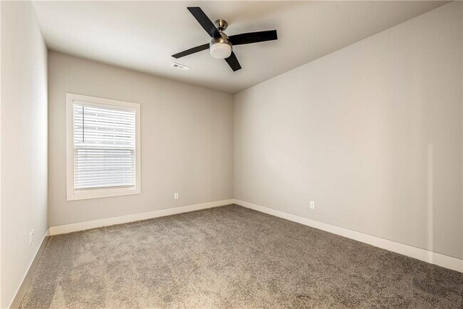 Building Photo - 923 NE Hts Ln