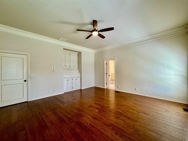 Building Photo - 2600 Sweetbriar Ct