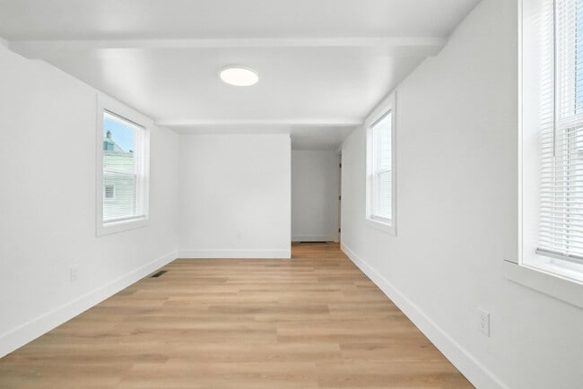 Building Photo - Downtown Sharpsburg New Remodel - 3 Bed, 2...