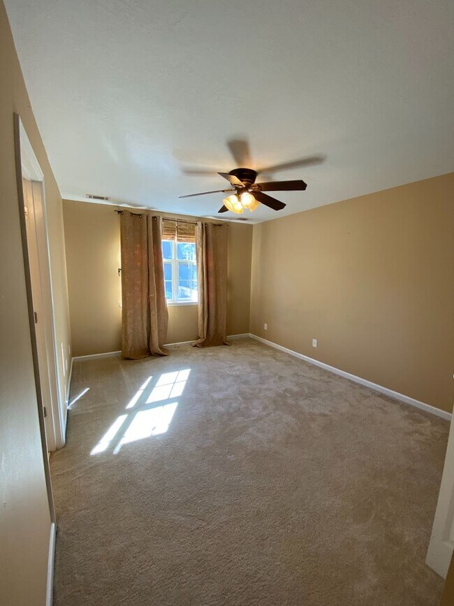 Building Photo - 1002 Dorset Ln