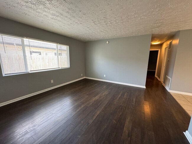 Building Photo - East Fountain Square 3 Bedrooms 1.5 Baths