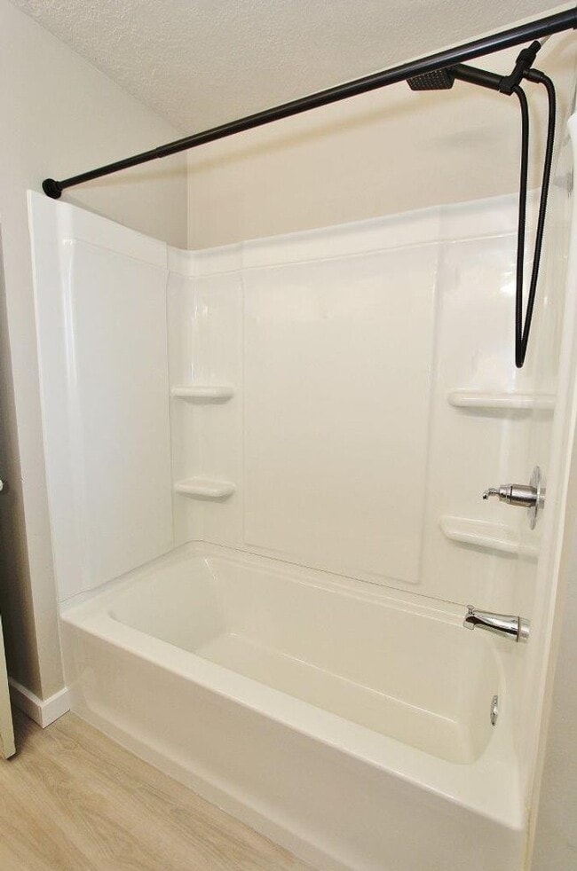 Building Photo - Spacious Home in Quiet Neighborhood