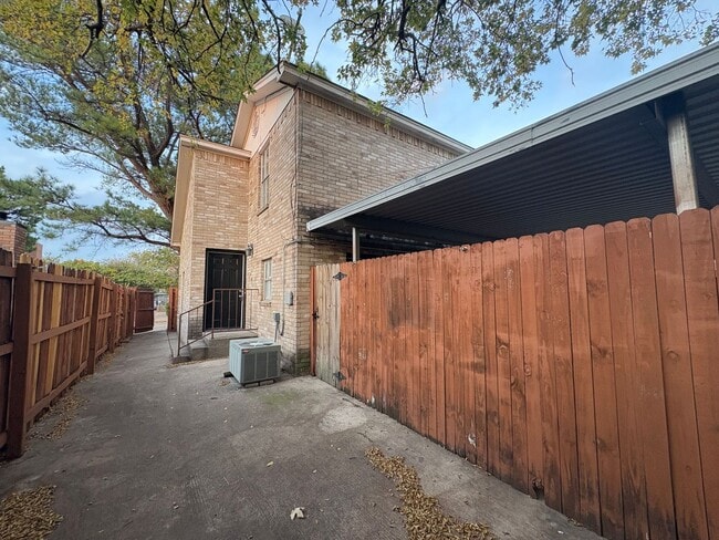 Building Photo - Adorable 2-2 in Arlington