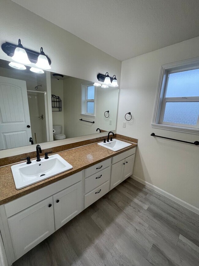 Building Photo - ** MOVE IN SPECIAL** 4 Bedroom House in Jefferson!