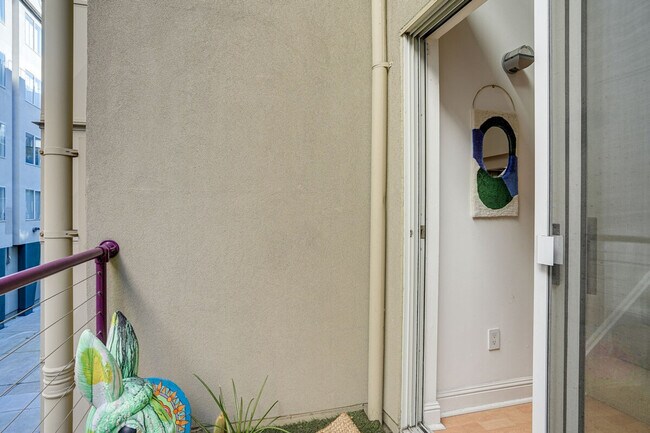 Building Photo - 661 5th St