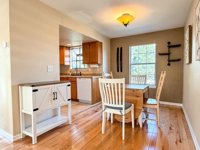 Building Photo - Open and Bright Corner Unit