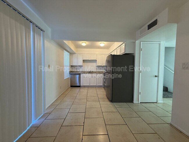 Building Photo - 3840 N 43rd Ave