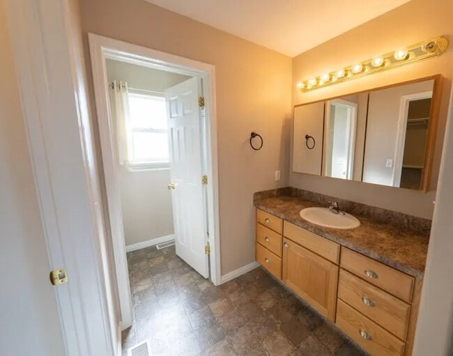 Building Photo - 2437 Brandon Dr