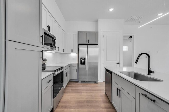 Building Photo - 1601 Mustang Dr